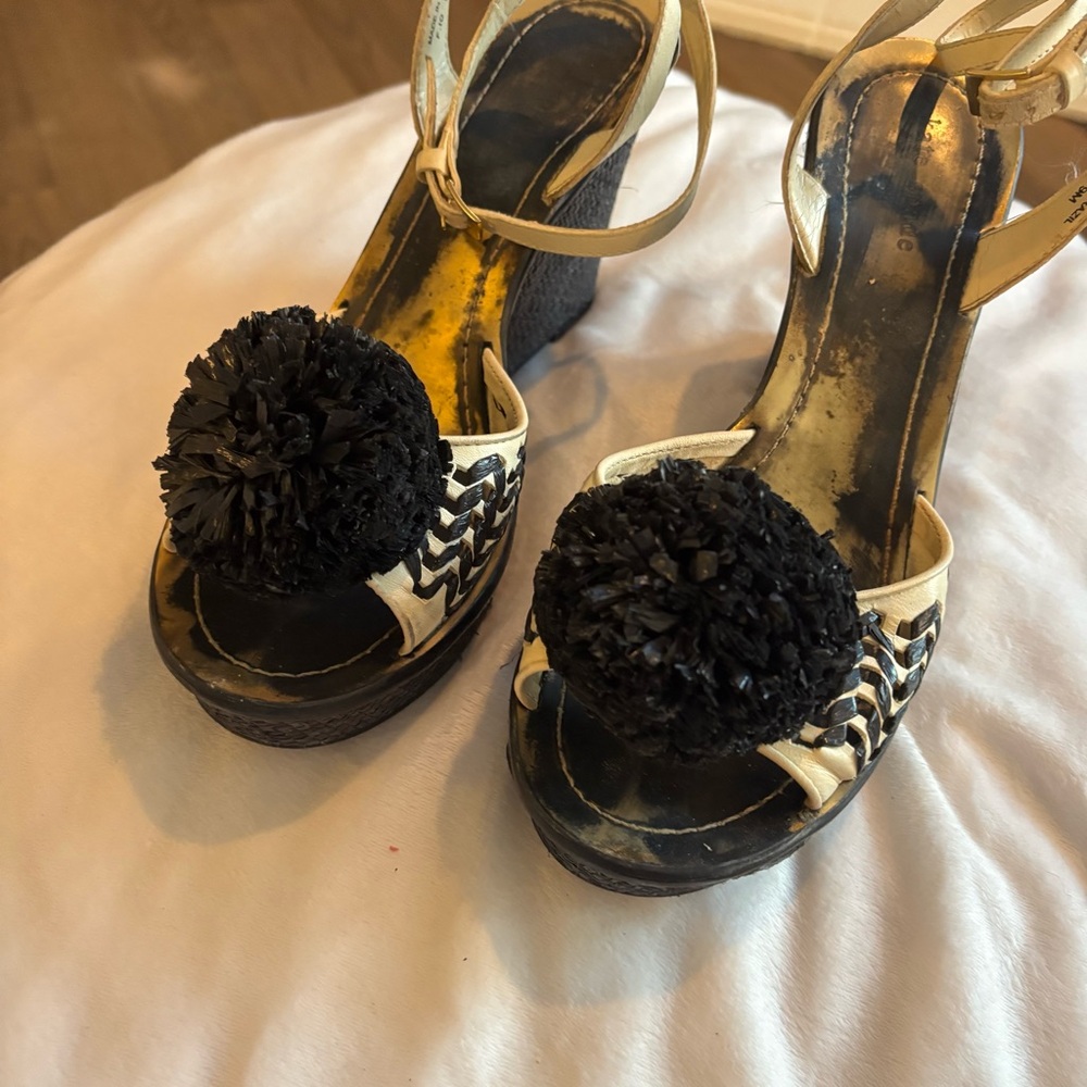 ❗️FINAL❗️Kate Spade Cream and Black Pom Pom Ankle Strap Wedges 9 - Picture 4 of 10